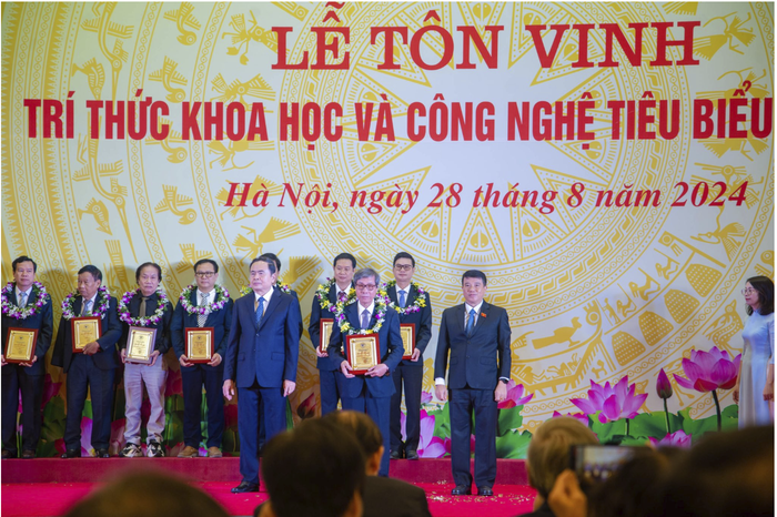 Vinh danh GS Cao Ngọc Thành.png