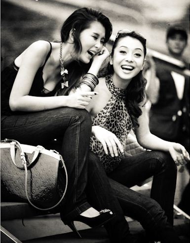 Jennifer Phạm đã có những giây phút hết sức thoải mái và vui vẻ bên cạnh Lan Hương "siêu vòng ba".