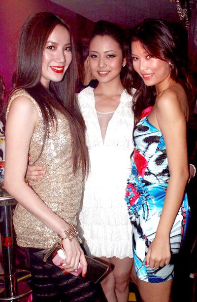 Jennifer Phạm và người mẫu Lan Hương chụp ảnh cùng Chung Thục Quyên trong bữa tiệc tất niên năm 2010.