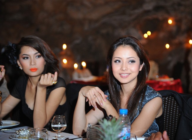 Đôi bạn thân siêu mẫu Lan Hương và hoa hậu Jenifer Phạm trong một hoạt động về thời trang Việt trên Vịnh Hạ Long vào tháng 3/2010.