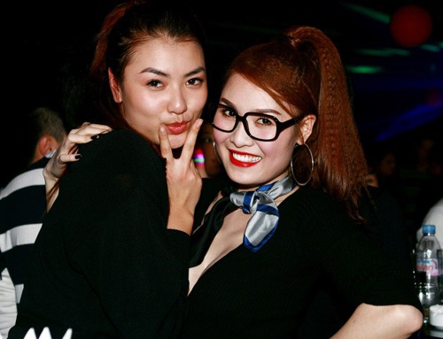 Hot girl Hồng Quế và ca sỹ Quế Vân ăn mặc khá sexy cùng đi dự tiệc vào ngày 15/1/2012. Hồng Quế tỏ ra khá nhí nhảnh.