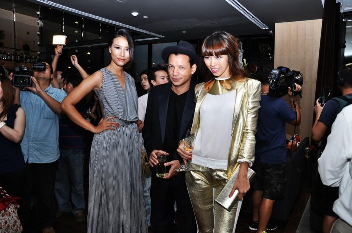 Trái với trang phục lấp lánh của Hà Anh, quán quân Vietnam's Next Top Model 2010 diện chiếc váy xám trang nhã kẻ sọc giản dị.
