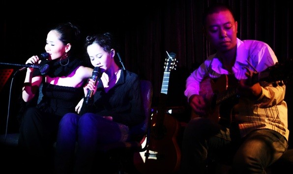 Mai Khôi chia sẻ với báo chí vào tháng 3/2012: "Lý gọi Mai Khôi là chị, cả hai luôn kè kè bên nhau và đi hát chung nhiều lần"
