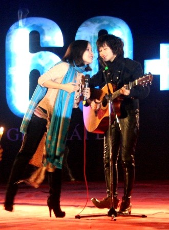 Mai Khôi và Lê Cát Trọng Lý cùng biểu diễn tại sân khấu Nghinh Lương Đình - tâm điểm đêm giờ Trái Đất Việt Nam 2011