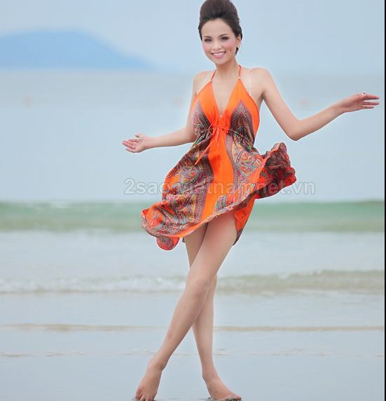 Diện chiếc váy màu cam nhẹ nhàng khoe vòng một gợi cảm và đôi chân nuột nà, vẻ đẹp của Diễm Hương như một hòn ngọc trên bãi cát trắng, bên cạnh đó là vẻ đẹp của bãi biển xanh, của núi... tất cả như hòa làm một.