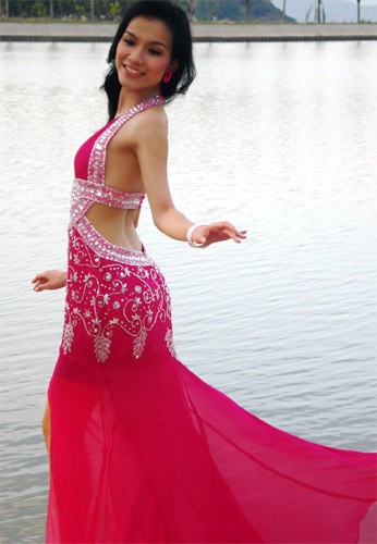 Vẻ đẹp dịu dàng của Thùy Lâm trong bộ váy màu hồng trên biển vào tháng 6/2008.