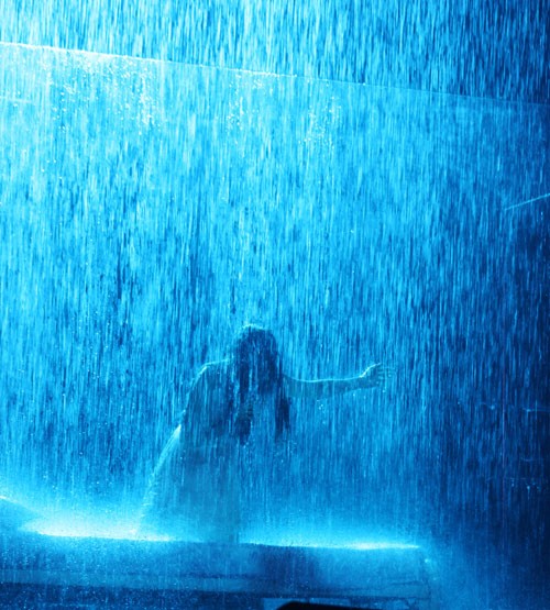 Trong ca khúc Căn phòng mưa rơi, đạo diễn đã cho "mưa" rơi thật trên sân khấu. Chưa hết, cuối bài hát, Hồ Quỳnh Hương còn gây bất ngờ khi cô tiến vào bên trong căn phòng bằng kính và diễn xuất dưới mưa. (Theo VNE)