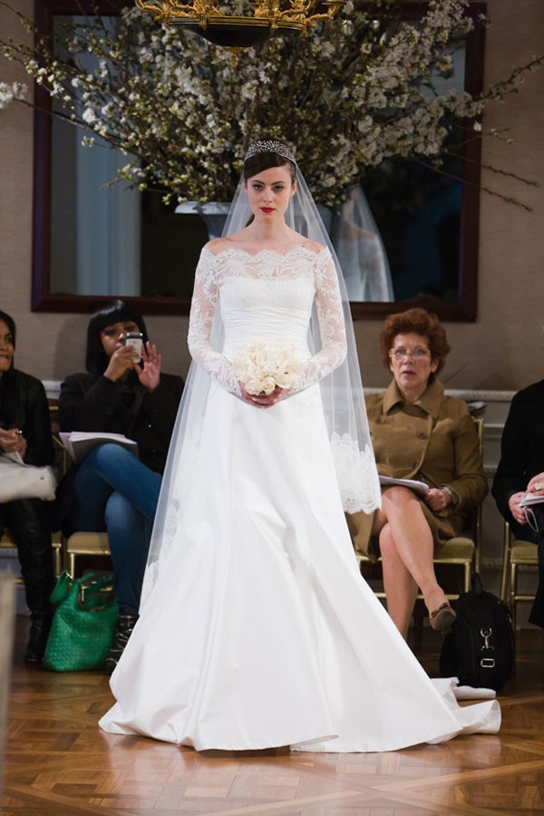 Năm 2012, hãng Romona Keveza cũng thiết kế những chiếc váy cưới tay ren nhẹ nhàng, biến những cô dâu trẻ trung thành nàng công chúa đài các và duyên dáng.
