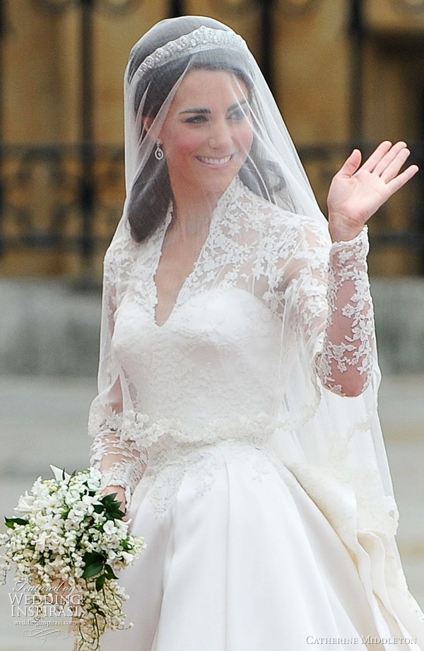 Công nương Catherine Middleton trở nên lộng lẫy và nổi bật trong chiếc váy cưới mang phong cách hoàng gia.