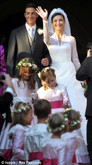 Trước đó, nàng công chúa Isabella Orsini, con gái đỡ đầu của thủ tướng Ý Silvio Berlusconi cũng diện chiếc váy có nhiều điểm tương đồng với Kate.