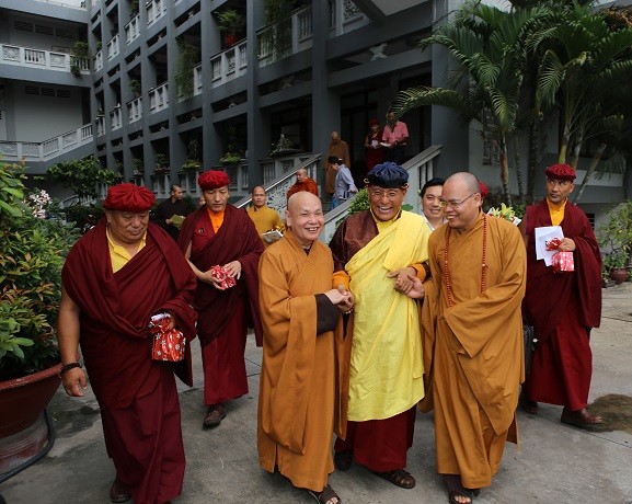 Ban Trị sự Giáo hội Phật giáo Việt Nam và Đức Pháp Vương chụp ảnh kỷ niệm, tại Thiền Viện Quảng Đức, TP.HCM