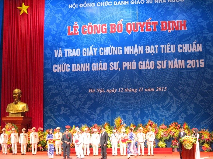 Lễ vinh danh 522 tân Giáo sư và Phó giáo sư năm 2015 (Ảnh: Thùy Linh)