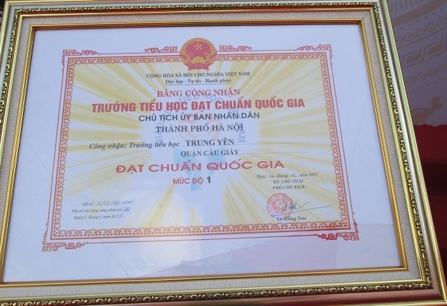 Ngày 19/11/2015, Trường tiểu học Trung Yên vinh dự đón nhận bằng công nhận trường tiểu học đạt chuẩn Quốc gia (Ảnh: Thùy Linh)