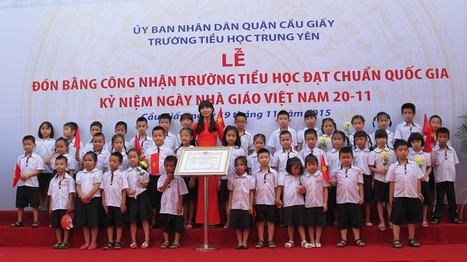 Thầy cô giáo và học sinh toàn trường chụp ảnh lưu niệm (Ảnh: Thùy Linh)