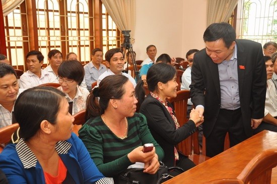 Đại biểu Quốc hội Vương Đình Huệ thăm hỏi cử tri Bình Định (Ảnh: Thanh Liêm)