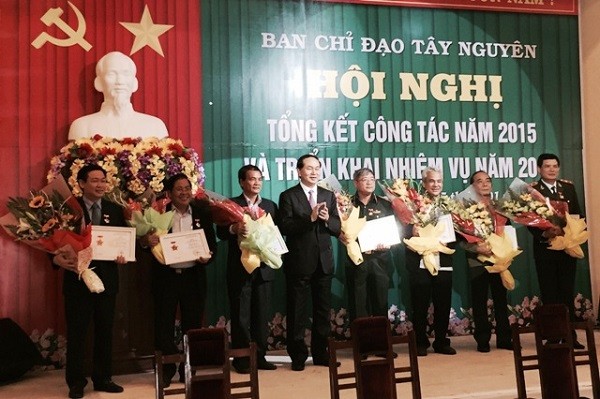 Đại tướng Trần Đại Quang thay mặt Ban Chỉ đạo Tây Nguyên đã trao tặng Kỷ niệm chương “Vì sự nghiệp phát triển Tây Nguyên” cho Trưởng Ban Kinh tế T.Ư Vương Đình Huệ cùng các đồng chí có thành tích xuất sắc cho sự phát triển Tây Nguyên (Ảnh: Thanh Liêm).