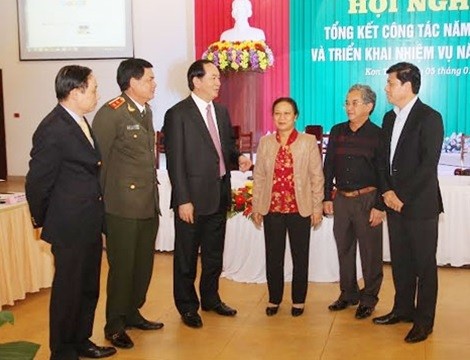 Đại tướng Trần Đại Quang trao đổi với các đại biểu dự Hội nghị triển khai nhiệm vụ năm 2016 của Ban Chỉ đạo Tây Nguyên (Ảnh: Thanh Liêm)