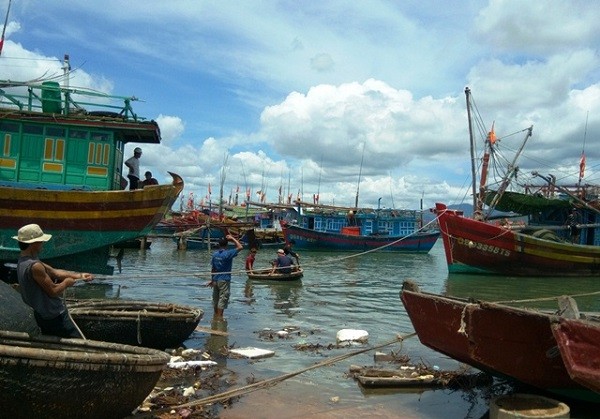 Những người đàn ông Cảnh Dương khi đi biển đều hát những lời ru về công việc của mình trước biển (Ảnh: Thủy Phan)