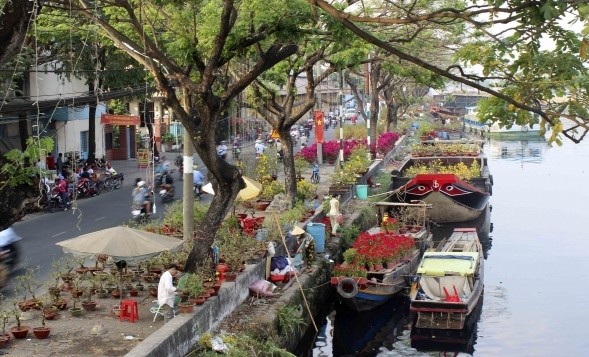 Chợ hoa trên bến dưới thuyền ở TP.Hồ Chí Minh năm 2016, Ảnh Linh Hoàng/baogiaothong