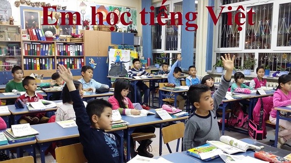 Giờ học của các cháu trường Lạc Long Quân tại Vác-sa-va (Ba Lan) (Ảnh: Trung tâm văn hóa Văn Lang)