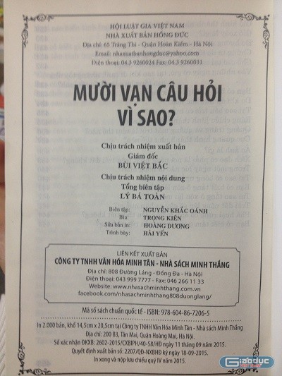 Cuốn sách “Mười vạn câu hỏi vì sao?” của Hội luật gia Việt Nam – Nhà xuất bản Hồng Đức (Ảnh: Nguyễn Huyền)