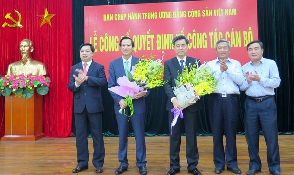 Các đồng chí Thường trực Đảng ủy Khối các Cơ quan Trung ương tặng hoa chúc mừng đồng chí Đào Ngọc Dung và Nguyễn Quang Dương. (Ảnh: Thanh Liêm)