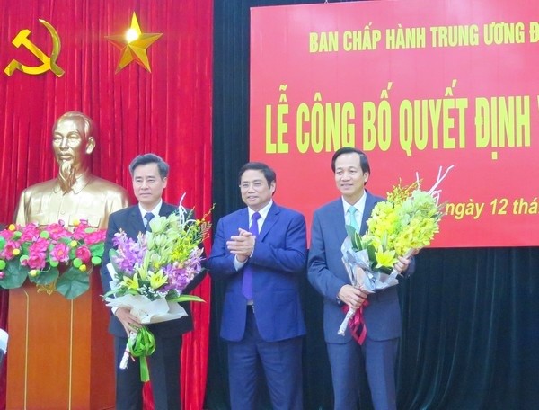 Đồng chí Phạm Minh Chính trao Quyết định và tặng hoa cho các đồng chí: Đào Ngọc Dung (phải) và Nguyễn Quang Dương (trái) (Ảnh: Thanh Liêm)