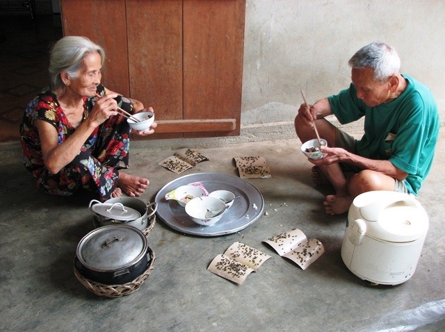 Đến bữa ăn, người dân phải đặt dính ruồi xung quanh nồi cơm (Ảnh: Thủy Phan)