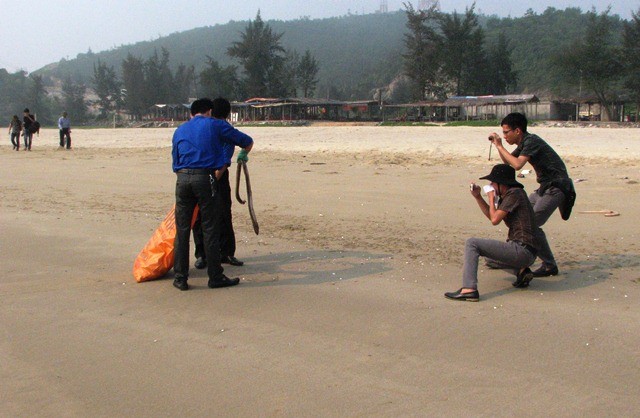 Nhiều người phải bịt mũi, đeo khẩu trang khi ra bờ biển (Ảnh: Thủy Phan)