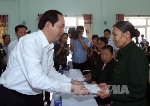 Chủ tịch nước Trần Đại Quang đến thăm, tặng quà cho các thương binh, Mẹ Việt Nam Anh hùng và thân nhân người có công với cách mạng đang được chăm sóc, phụng dưỡng tại Trung tâm Điều dưỡng, nuôi dưỡng người có công tỉnh Quảng Nam.