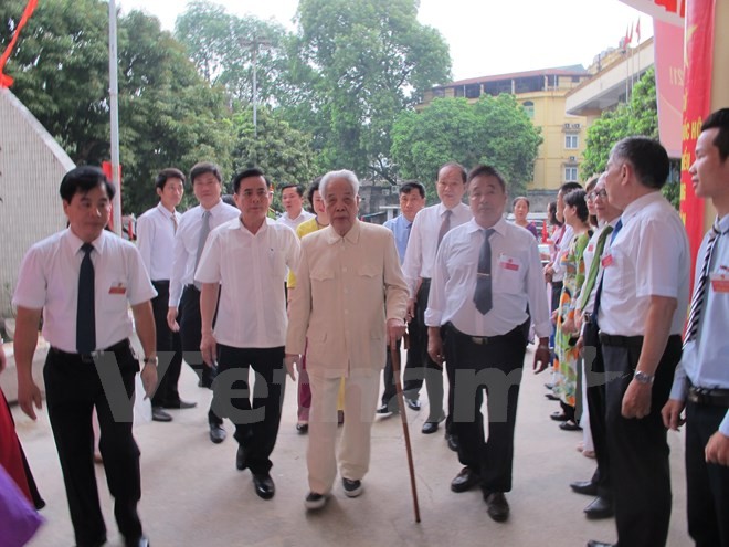 Nguyên Tổng Bí thư Đỗ Mười đến điểm bỏ phiếu số 5, phường Phạm Đình Hổ.