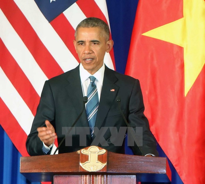 Hoa Kỳ chính thức gỡ bỏ hoàn toàn lệnh cấm bán vũ khí sát thương đã áp dụng mấy thập kỷ qua đối với Việt Nam - đó là tuyên bố được Tổng thống Hoa Kỳ Barack Obama đưa ra tại cuộc họp báo chung với Chủ tịch nước Trần Đại Quang, diễn ra trưa 23/5, tại Trung tâm Hội nghị Quốc tế (Hà Nội).