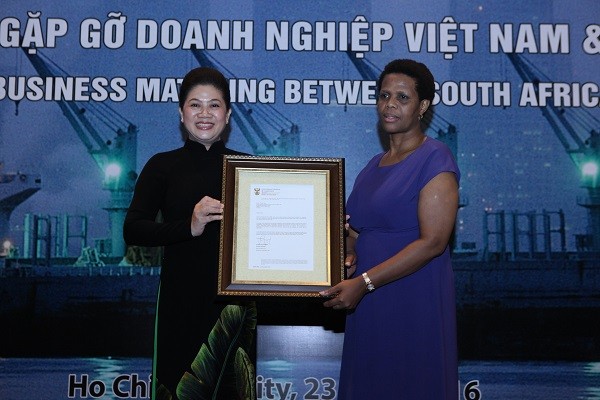 Bà Kgomotso Ruth Magau - Đại sứ đặc mệnh toàn quyền Cộng hòa Nam Phi tại Việt Nam trao Thư khen từ chính phủ Nam Phi đến Lãnh sự danh dự Cộng hòa Nam Phi - bà Đỗ Thị Kim Liên.