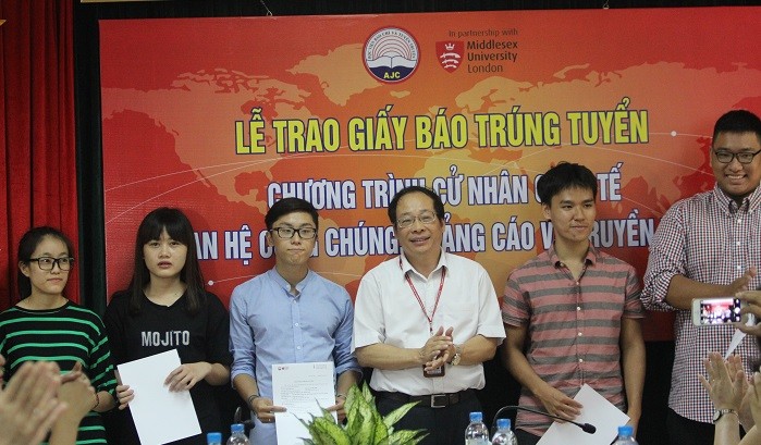 Học viện Báo chí và tuyên truyền tổ chức lễ trao giấy báo trúng tuyển chương trình cử nhân quốc tế Quảng cáo, Quan hệ công chúng và truyền thông (Ảnh: Thùy Linh)