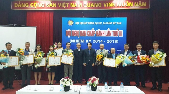 Lãnh đạo Hiệp hội tặng Bằng khen cho 12 hội viên tổ chức vì đã có nhiều năm đào tạo nguồn nhân lực bậc cao có chất lượng, đồng thời tích cực góp phần vào việc củng cố và phát triển Hiệp hội(Ảnh: Thùy Linh).