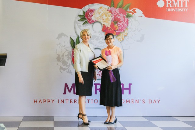 Nữ giảng viên Võ Ngọc Thảo Nguyên (bên phải) nhận học bổng từ Hiệu trưởng trường Đại học RMIT Việt Nam (Ảnh: Thanh Vân)