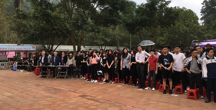 Thầy và trò trường Trung học phổ thông Đinh Tiên Hoàng chuẩn bị làm lễ chào cờ