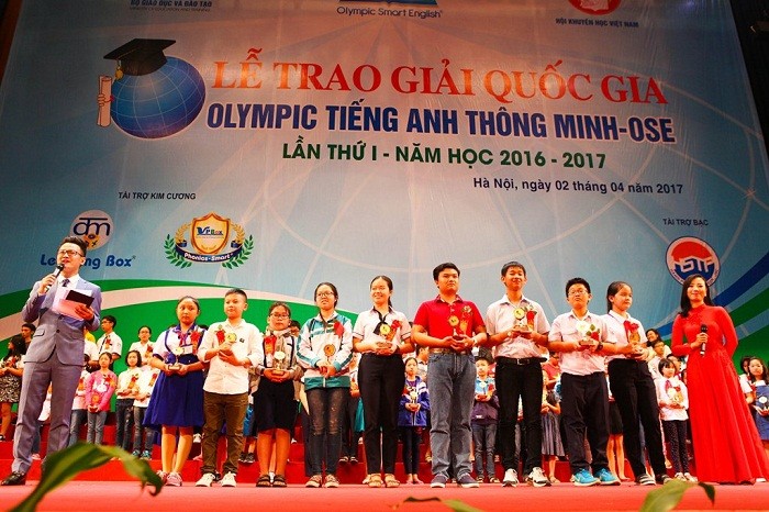 Lễ trao giải Cuộc thi Olympic Tiếng anh thông minh trực tuyến (OSE) lần thứ I năm học 2016 - 2017 (Ảnh: Ban tổ chức)