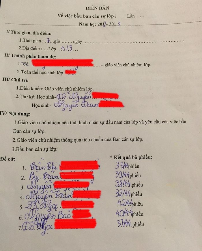 Ban giám hiệu chỉ đạo cho giáo viên bắt buộc học sinh của năm học hiện tại viết và kí tên vào các biên bản của những năm học trước (Ảnh: Hoàng Nam)