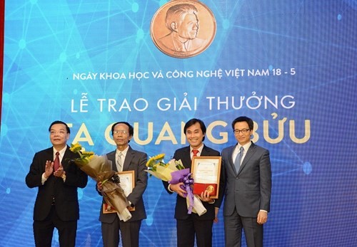 Phó giáo sư Nguyễn Sum và giáo sư Phan Thanh Sơn Nam trong lễ nhận giải thưởng Tạ Quang Bửu năm 2017 (Ảnh: Thùy Linh)