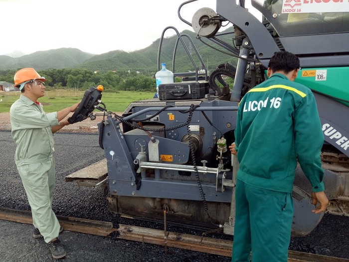 Sinh viên Đại học Công nghệ Giao thông vận tải thực tập tại dự án xây dựng đường cao tốc Hạ Long- Vân Đồn, Quảng Ninh của Công ty Licogi 16 (Ảnh: Ngô Trinh)