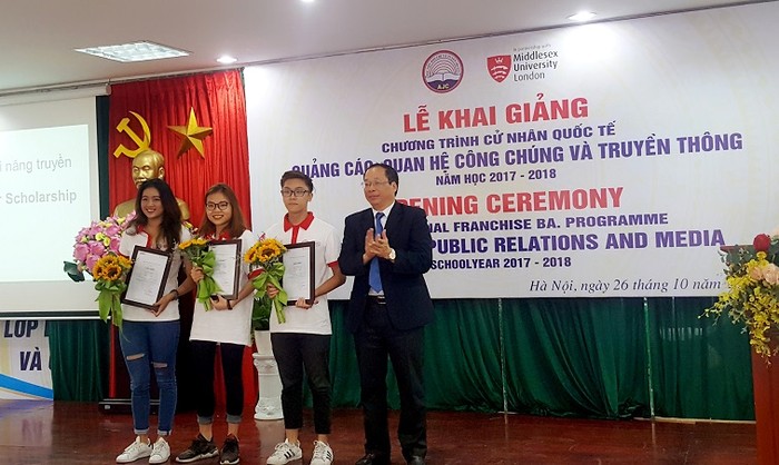 Phó giáo sư Trương Ngọc Nam - Giám đốc Học viện Báo chí và Tuyên truyền trao giấy khen tới 3 sinh viên có kết quả học tập xuất sắc năm học 2016-2017 (Ảnh: Thùy Linh)