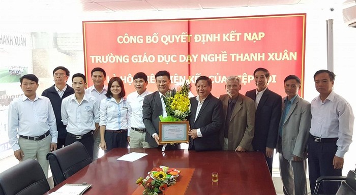 Phó giáo sư Trần Xuân Nhĩ - Phó chủ tịch Hiệp hội Các trường đại học, cao đẳng Việt Nam chính thức trao quyết định kết nạp Trường Giáo dục Dạy nghề Thanh Xuân là hội viên liên kết của Hiệp hội.