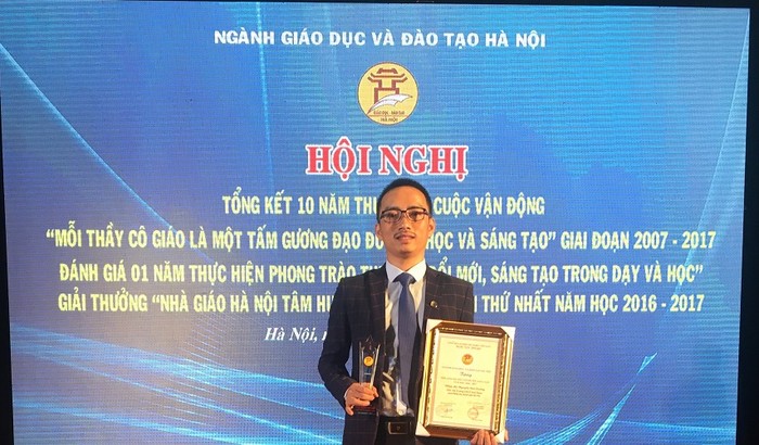 Thầy giáo Nguyễn Cao Cường (sinh năm 1982), hiện đang là giáo viên trường Trung học cơ sở Thái Thịnh, quận Đống Đa là một trong 100 nhà giáo tiêu biểu được ngành giáo dục và đào tạo Hà Nội tuyên dương và nhận giải thưởng “Nhà giáo Hà Nội tâm huyết, sáng tạo” năm học 2016 - 2017. (Ảnh: Thùy Linh)