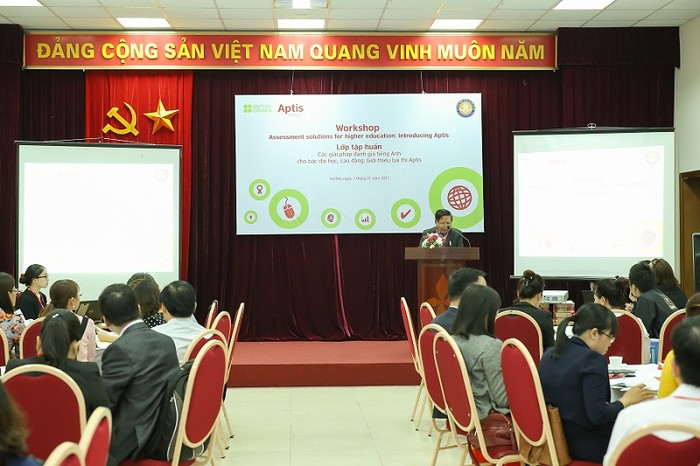 Phó giáo sư Trần Xuân Nhĩ - Phó Chủ tịch Hiệp hội phát biểu khai mạc lớp học.