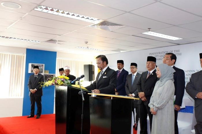 Quốc vương Brunei gửi lời chào thân ái đến các vị đại biểu, các cán bộ giảng viên, sinh viên tại Trung tâm FPT UBD Global Centre cũng như gửi lời chào đến đất nước Việt Nam nhân dịp ông có chuyến thăm, tham dự APEC.