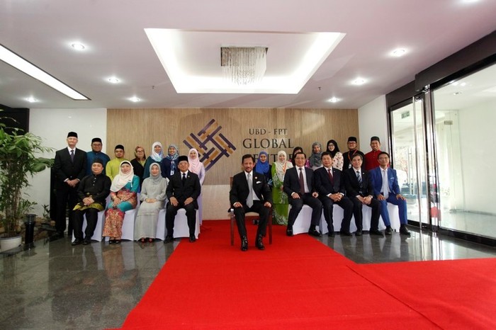 Quốc vương Brunei chụp ảnh lưu niệm với Lãnh đạo Thành phố Đà Nẵng, Lãnh đạo Tập đoàn FPT, Đại học FPT và một số cán bộ, giảng viên Trung tâm trước khi kết thúc chuyến thăm.