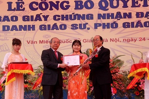 Hơn 1.200 người đạt tiêu chuẩn giáo sư, phó giáo sư trong năm 2017 (Ảnh minh họa: Xuân Trung)