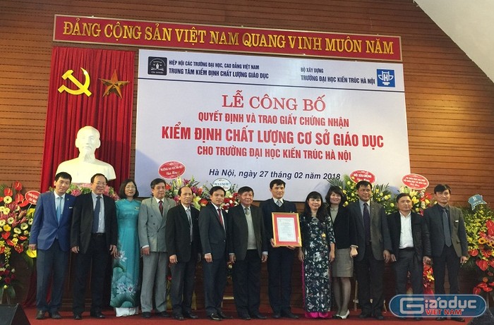 Đại học Kiến trúc Hà Nội được nhận Giấy chứng nhận kiểm định chất lượng giáo dục do Trung tâm kiểm định chất lượng giáo dục công nhận. (Ảnh: Đào Linh)