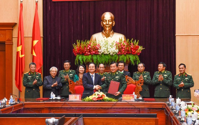 Bộ Giáo dục và Đào tạo và Tư lệnh Bộ đội biên phòng đã ký kết chương trình phối hợp “Đẩy mạnh công tác xây dựng xã hội học tập” ở địa bàn biên giới, hải đảo (giai đoạn 2018-2025). (Ảnh: Bộ Giáo dục và Đào tạo)